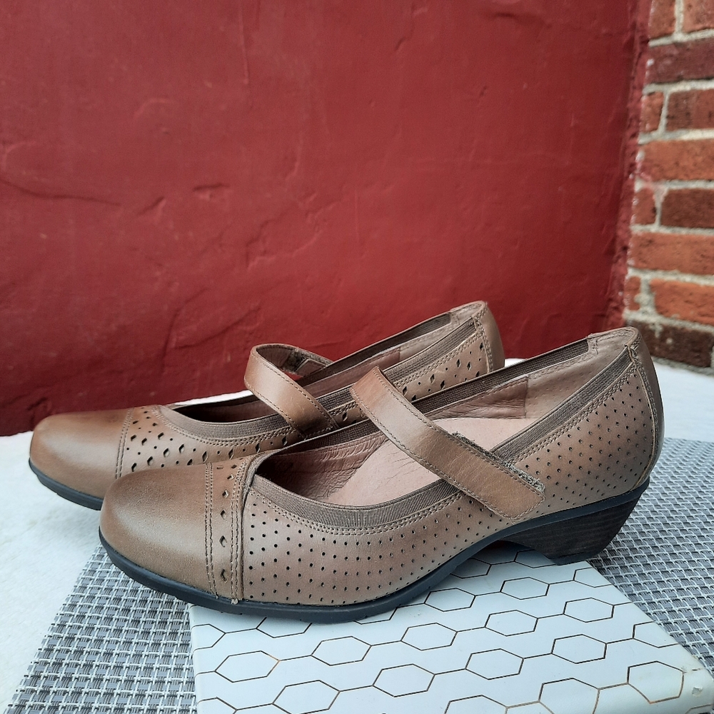 Abeo Noelle Comfort Pumps Perforated Cap Toe Mary Jane 7 Narrow Tan Leather